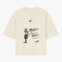 Camiseta com estampa frontal de personagem em pose reflexiva e texto japonês, e estampa traseira de quadrinhos com cenas de personagens e falas.