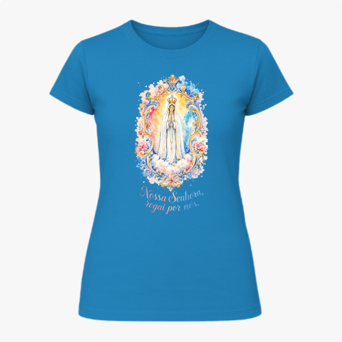 Camiseta com estampa frontal de imagem de Nossa Senhora em moldura colorida com flores e frase "Nossa Senhora, rogai por nós" e estampa traseira de logotipo com cruz e texto.