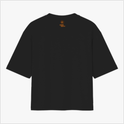 Camiseta com estampa frontal de texto "Forró é patrimônio" e estampa traseira com pequeno logotipo circular acima de texto menor centralizado.