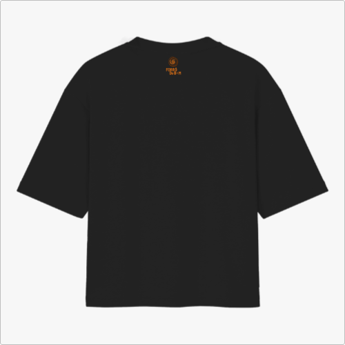 Camiseta com estampa frontal de texto "Forró é patrimônio" e estampa traseira com pequeno logotipo circular acima de texto menor centralizado.