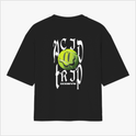 Camiseta com estampa frontal de texto estilizado. Estampa traseira de bola sorridente verde com textos verticais distorcidos e estilizados ao redor.