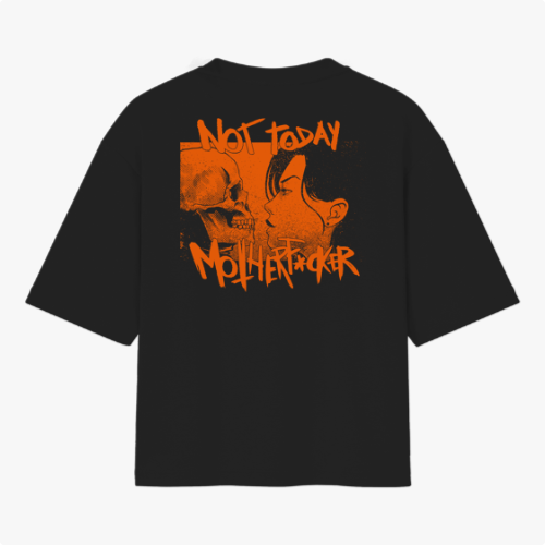 Camiseta com estampa frontal de logotipo estilizado em traços dinâmicos e estampa traseira de desenho de caveira e pessoa com texto impactante em estilo grafite.