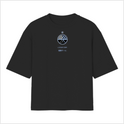 Camiseta com estampa frontal de um emblema circular contendo uma estrela acima, um padrão de linhas e montanhas, acompanhada de texto estilizado abaixo.