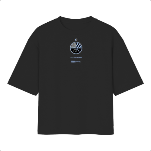 Camiseta com estampa frontal de um emblema circular contendo uma estrela acima, um padrão de linhas e montanhas, acompanhada de texto estilizado abaixo.