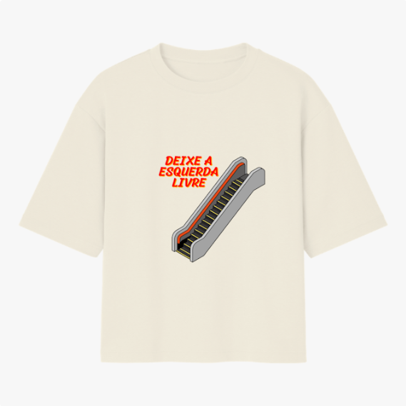 Camiseta com estampa frontal de uma escada rolante acompanhada da frase "Deixe a esquerda livre", com destaque para um efeito tridimensional.