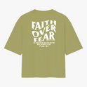 Camiseta com estampa frontal de "Faith Over Fear" com detalhes em texto pequeno e estampa traseira de "Faith Over Fear" acompanhada de citação extensa.