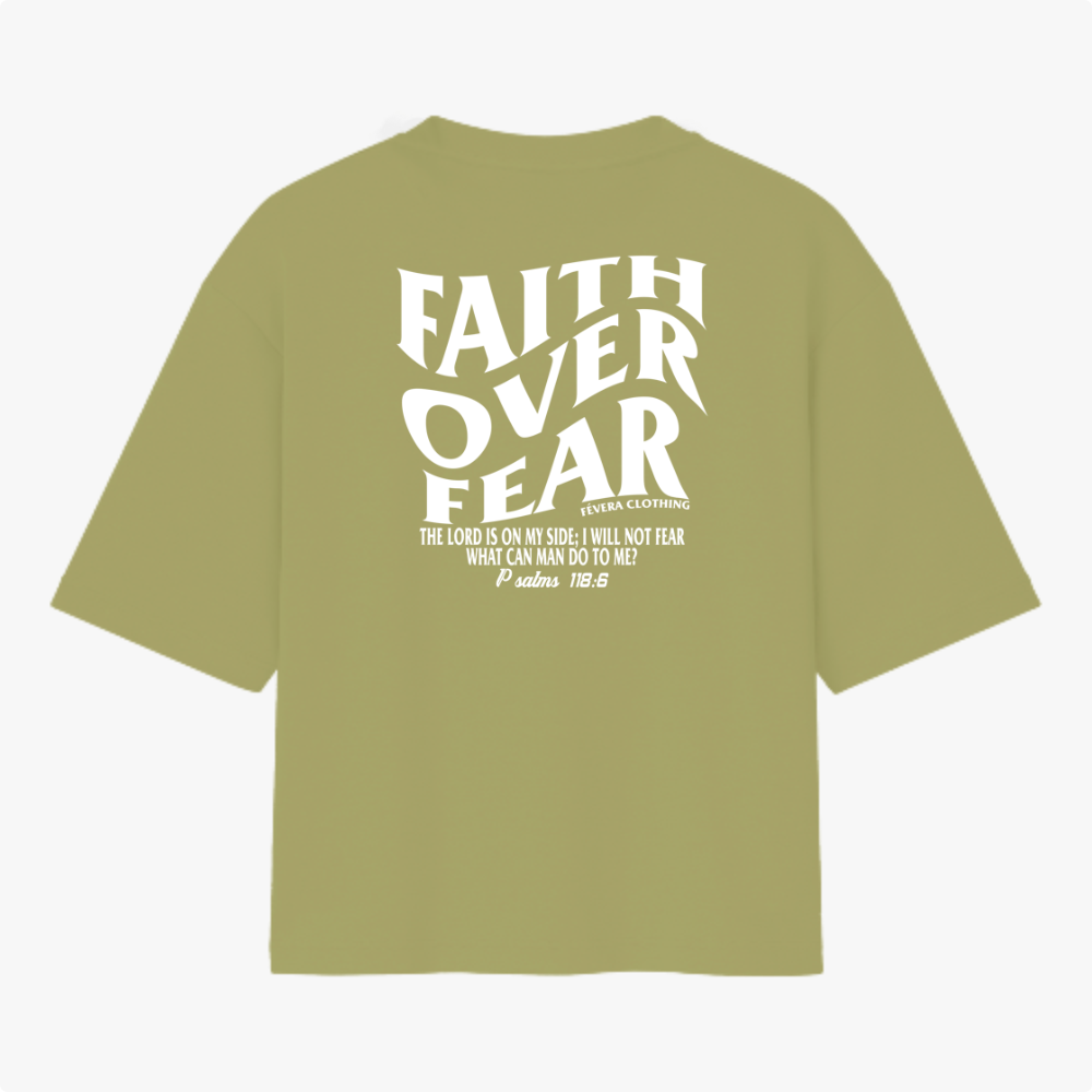 Camiseta com estampa frontal de "Faith Over Fear" com detalhes em texto pequeno e estampa traseira de "Faith Over Fear" acompanhada de citação extensa.