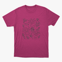 Camiseta com estampa frontal de desenhos sorridentes de criaturas vegetais estilizadas, cercadas por delicados detalhes de flores e folhagens diversas.