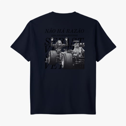 Camiseta com estampa frontal de pequeno logotipo discreto e estampa traseira de fotografia em preto e branco de carro de corrida com texto sobreposto.