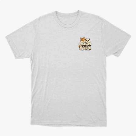 Camiseta com estampa frontal de cachorro e panda em quimonos de judô e estampa traseira de cachorro e panda lutando, sol vermelho e texto "Yama Jiu Jitsu".