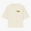 Camiseta com estampa frontal de "Stoic" em letras destacadas e estampa traseira com frase "Love of One's Fate" complementada por texto filosófico detalhado.