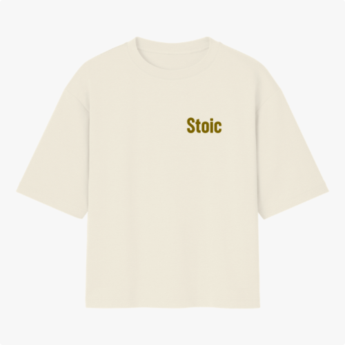 Camiseta com estampa frontal de "Stoic" em letras destacadas e estampa traseira com frase "Love of One's Fate" complementada por texto filosófico detalhado.