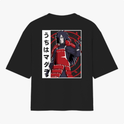 Camiseta com estampa frontal de carro estilizado e texto "MADARA" e estampa traseira de personagem de armadura vermelha com texto em caracteres japoneses.