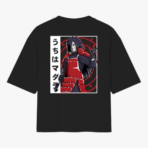 Camiseta com estampa frontal de carro estilizado e texto "MADARA" e estampa traseira de personagem de armadura vermelha com texto em caracteres japoneses.