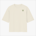Camiseta com estampa frontal de símbolo geométrico semelhante a um inseto estilizado e estampa traseira de cartas com frase estilizada e imagem de coringa.