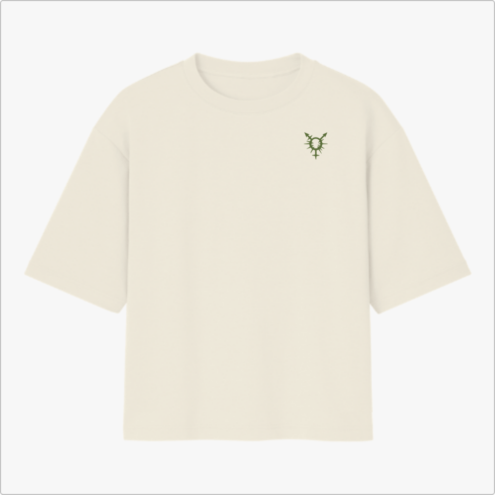 Camiseta com estampa frontal de símbolo geométrico semelhante a um inseto estilizado e estampa traseira de cartas com frase estilizada e imagem de coringa.