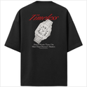 Camiseta com estampa frontal de texto estilizado pequeno e estampa traseira de relógio realista com frases e a palavra "Timeless" em destaque.