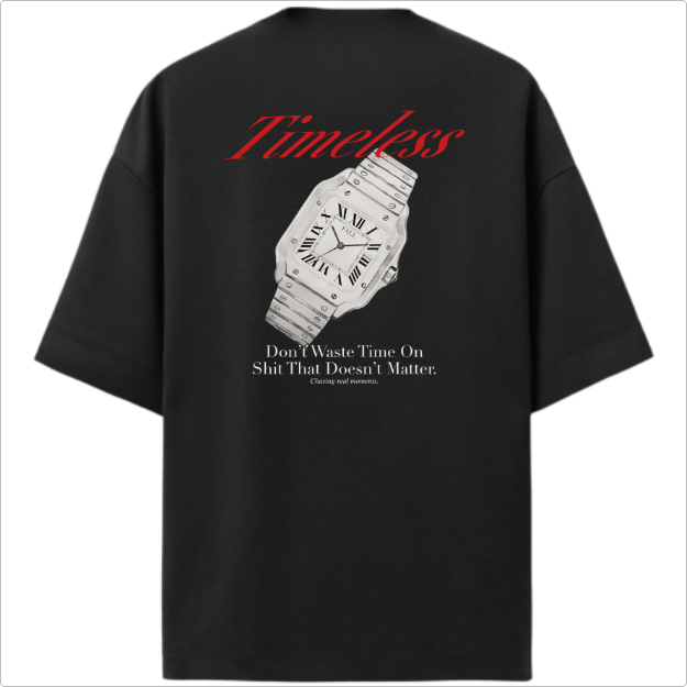 Camiseta com estampa frontal de texto estilizado pequeno e estampa traseira de relógio realista com frases e a palavra "Timeless" em destaque.
