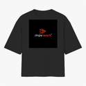 Camiseta com estampa frontal de logotipo formado por triângulo duplo e texto "movwork" estilizado, e estampa traseira repetindo o mesmo logotipo.