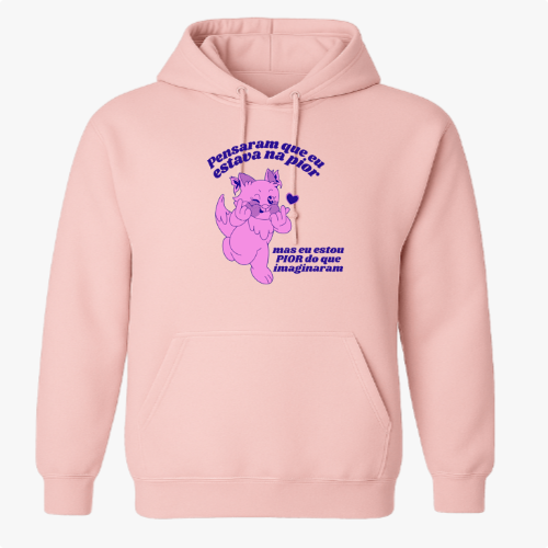 Moletom com estampa frontal de gato rosa segurando coração, acompanhado de texto curvo acima e abaixo da imagem.