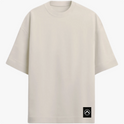 Camiseta com estampa frontal de pequeno texto no canto inferior e estampa traseira de onda imponente e sol vibrante em fundo quadriculado.