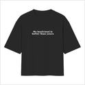 Camiseta com estampa frontal de texto estilizado "My boyfriend is better than yours" em fonte clara e destacada centralizada no peito.