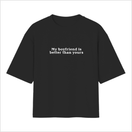 Camiseta com estampa frontal de texto estilizado "My boyfriend is better than yours" em fonte clara e destacada centralizada no peito.