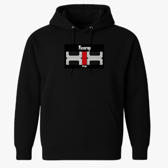 Moletom com estampa frontal de linhas geométricas simétricas ao redor de faixa central com texto acima e abaixo, e estampa traseira com texto vertical simples.