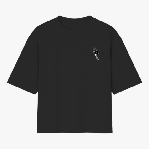 Camiseta com estampa frontal de uma estátua em preto e branco com uma coroa dourada, focando em detalhes faciais clássicos e expressivos.