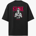 Camiseta com estampa frontal de borboleta pequena e frase "This action will have consequences..." e estampa traseira com figura de pessoa com câmera, texto "STRANGE" em destaque, elementos gráficos e "OREGON 2013".
