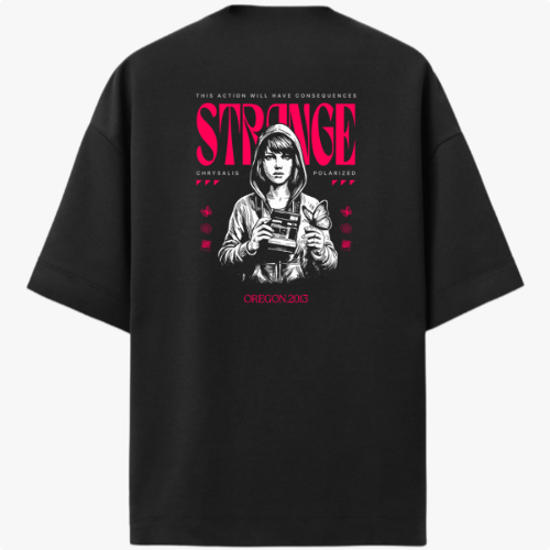 Camiseta com estampa frontal de borboleta pequena e frase "This action will have consequences..." e estampa traseira com figura de pessoa com câmera, texto "STRANGE" em destaque, elementos gráficos e "OREGON 2013".