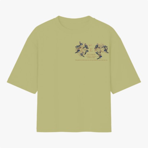 Camiseta com estampa frontal de design intrincado com elementos florais ao redor de texto e estampa traseira de figura mística centralizada com ornamentos detalhados.