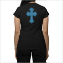 Camiseta com estampa frontal de texto estilizado "LIZZY CORP" acompanhado de um pequeno brilho e estampa traseira de uma cruz com detalhes pontilhados.