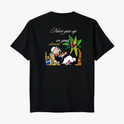 Camiseta com estampa frontal de escrita estilizada vertical no lado direito e estampa traseira de imagem colorida de personagem relaxando com frase inspiradora.