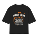 Camiseta com estampa frontal de iniciais estilizadas "PK" e estampa traseira de ilustração tribal com texto motivacional sobre treino.