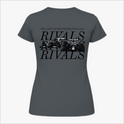 Camiseta com estampa frontal de texto minimalista "RIVALS" no lado esquerdo do peito e estampa traseira de carros de corrida com sobreposição de textos.