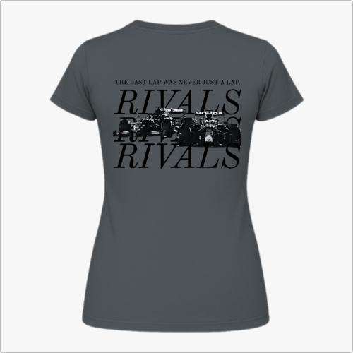 Camiseta com estampa frontal de texto minimalista "RIVALS" no lado esquerdo do peito e estampa traseira de carros de corrida com sobreposição de textos.