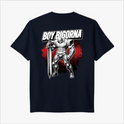 Camiseta com estampa frontal de personagem musculoso com espada em círculo e texto "Boy Bigorna" e estampa traseira de guerreiro robusto em frente a fundo vermelho.