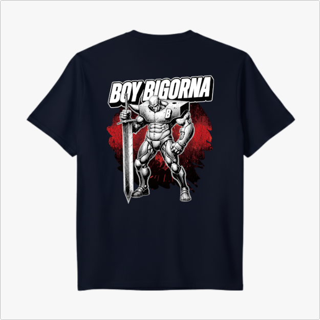 Camiseta com estampa frontal de personagem musculoso com espada em círculo e texto "Boy Bigorna" e estampa traseira de guerreiro robusto em frente a fundo vermelho.