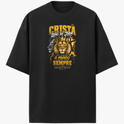 Camiseta com estampa frontal de um leão centralizado, contornado por detalhes gráficos e frases em destaque que remetem a temas de força e poder.