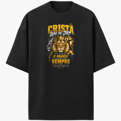 Camiseta com estampa frontal de um leão centralizado, contornado por detalhes gráficos e frases em destaque que remetem a temas de força e poder.