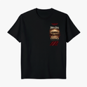 Camiseta com estampa frontal de coroa de espinhos acima da frase "Meu Pai Minha É a Vingança" e estampa traseira menor com coroa de espinhos.