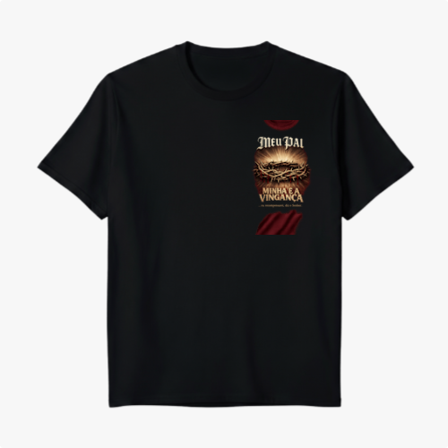 Camiseta com estampa frontal de coroa de espinhos acima da frase "Meu Pai Minha É a Vingança" e estampa traseira menor com coroa de espinhos.
