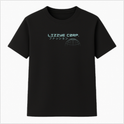 Camiseta com estampa frontal de texto "Lizzye Corp." seguido por caracteres japoneses, acompanhados de um gráfico de linhas formando uma semi-esfera futurista.