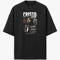 Camiseta com estampa frontal de um rosto cercado por elementos religiosos, incluindo uma cruz, e frases destacando mensagens espirituais.
