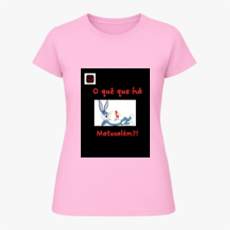 Camiseta com estampa frontal de texto em destaque sobre uma imagem central que inclui personagens.