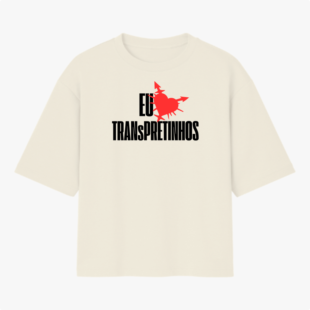 Camiseta com estampa frontal de coração estilizado e palavras em destaque ao redor, e estampa traseira de gráfico circular com palavras dispostas radialmente.