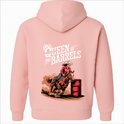 Moletom com estampa frontal de cavalo em escudo e estampa traseira de cavaleira contornando barril, acompanhada do texto "Queen of the Barrels".