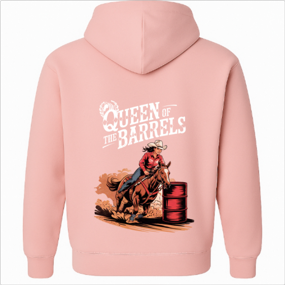 Moletom com estampa frontal de cavalo em escudo e estampa traseira de cavaleira contornando barril, acompanhada do texto "Queen of the Barrels".