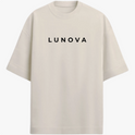 Camiseta com estampa frontal de texto estilizado "LUNOVA" em tipografia limpa e moderna e estampa traseira de anjo detalhado com asas amplas e a inscrição "FREEDOM AND PEACE".
